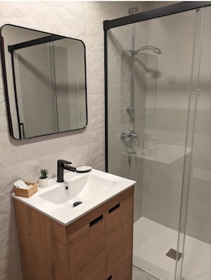 Dusche, Haartrockner, Handtücher, Seife