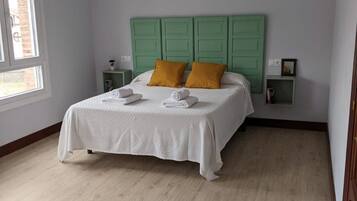 2 quartos, ferros/tábuas de passar roupa, berço de viagem