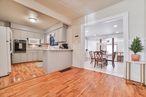 Large Home next to Southeast Hospital - 2 King Beds - Fast Wifi