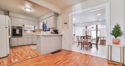 Large Home next to Southeast Hospital - 2 King Beds - Fast Wifi