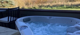 Spacious Condo on Golf Course & Creek w/hot tub