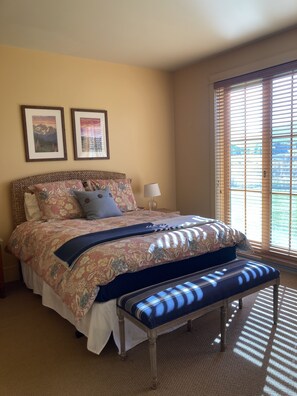 4 habitaciones, escritorio y tabla de planchar con plancha 