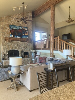 Smart TV, chimenea, estéreo y impresora 