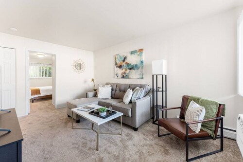 Two bedroom apartment - 30 minutes from Detroit!