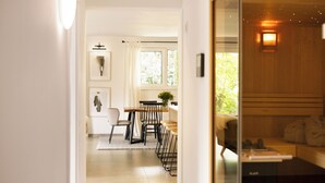 Een modern interieur met een eethoek, een bank en een houten wand.