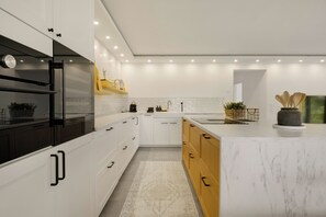 Refrigerador, microondas, horno, placa de cocina