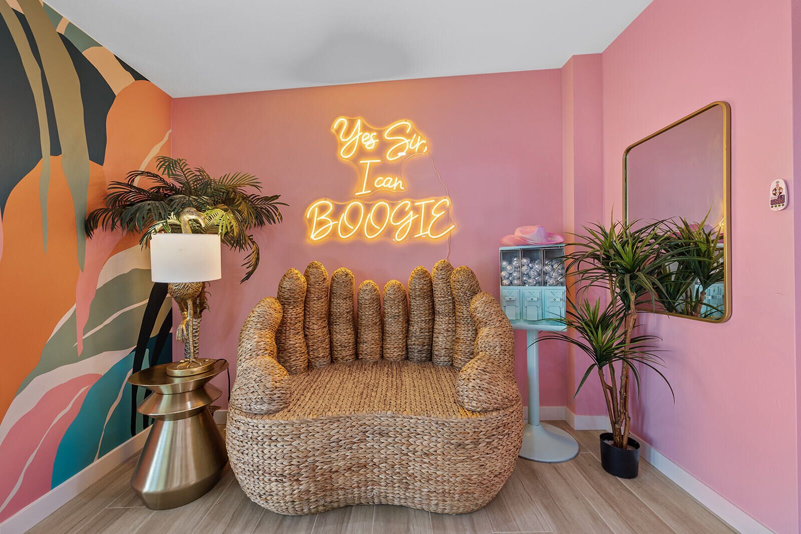 Disco Dino: Funktastic 5br 4ba w/ Spa .6mi to Old Town!