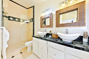 Combined shower/bathtub, hair dryer, towels, soap - Steps to La Jolla Cove with Gorgeous Views, Village Living at its Finest! (San Diego)