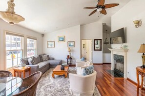 Smart TV - Steps to La Jolla Cove with Gorgeous Views, Village Living at its Finest! (San Diego)