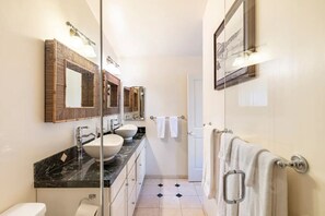 Ensemble douche/baignoire, sèche-cheveux, serviettes fournies, savon