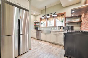 Fridge, microwave, oven, stovetop - 1847 Historic Home with River Views (Cape Girardeau)