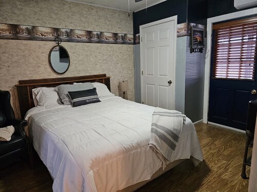 Cute and comfy bedroom with 1 queen bed/private bath