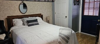 Cute and comfy bedroom with 1 queen bed/private bath
