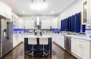 Fridge, microwave, oven, stovetop - Luxury 4BR With NEW POOL (Decatur)