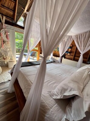 Luksusmökki, poreamme | Ylelliset vuodevaatteet, untuvapeitot, pillowtop-patjalliset sängyt