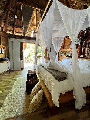 ลักซ์ชัวรี่เคบิน, อ่างน้ำร้อน | เครื่องนอนระดับพรีเมียม, ผ้านวมขนเป็ด, เตียงพร้อมฟูกเสริมที่นอน