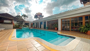 Una piscina al aire libre