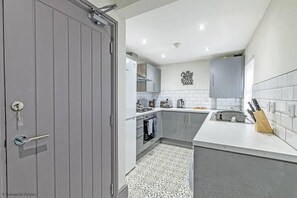 Fridge, microwave, oven, stovetop - 3 Bedroom Holiday Home Liverpool (Anfield)