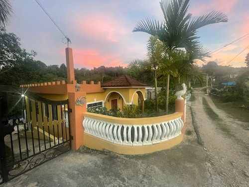 Nature lovers getaway w/AC,Wifi,King beds,jacuzzi