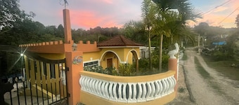 Nature lovers getaway w/AC,Wifi,King beds,jacuzzi