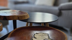 Ein modernes Wohnzimmer mit einem grauen Sofa und einem Couchtisch.