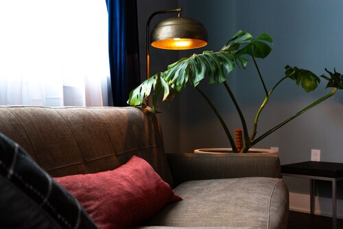 Private Street Entrance to Spacious Guest Room
