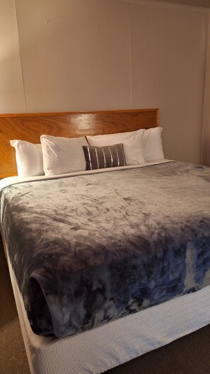 Standard Single Room, 1 King Bed | Desk, laptop workspace, free WiFi, bed sheets - Comanche inn (Coldwater)