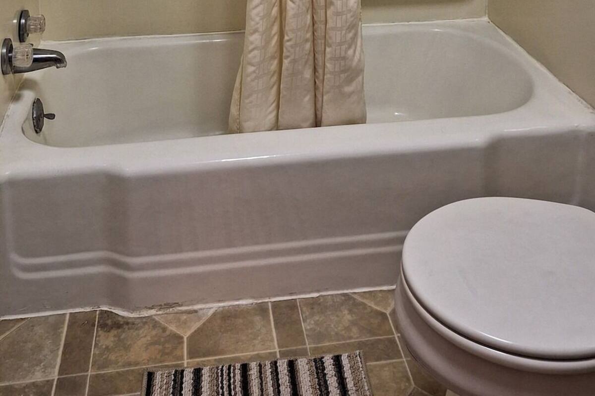 Bathroom | Deep soaking tub, towels