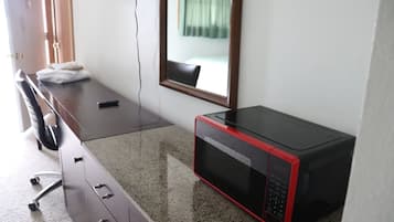 Quarto casal standard, 2 camas de casal | Escrivaninha, espaço de trabalho para notebook, Wi-Fi de cortesia