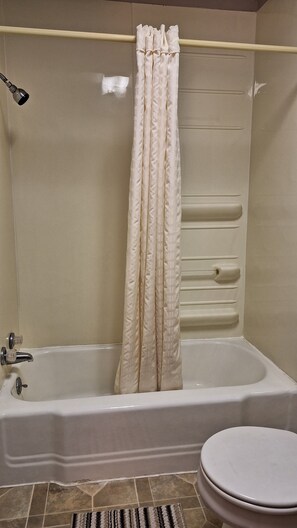 Deep-soaking bathtub, towels - Comanche inn (Coldwater)