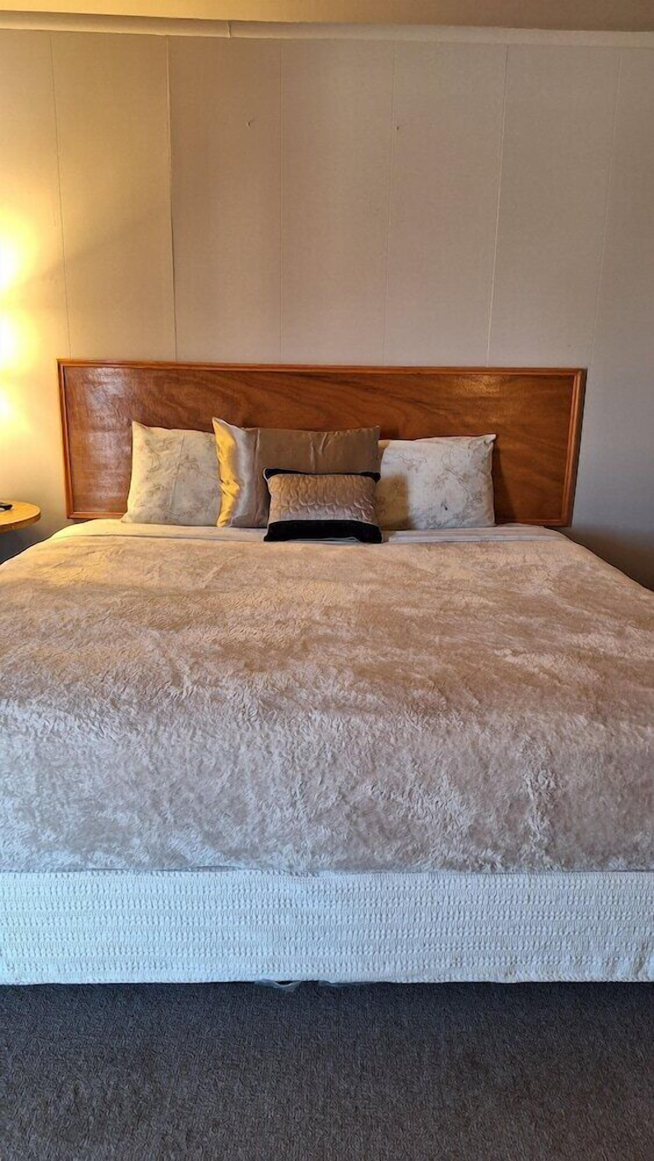 Desk, laptop workspace, free WiFi, bed sheets