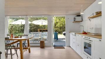 Frigorífico, horno, placa de cocina y lavavajillas