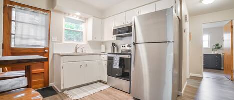 Geladeira, micro-ondas, fogão, cooktop