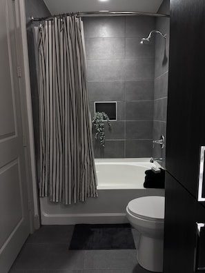 Combined shower/bathtub - Modern-Designer apt in the Heights minutes into Downtown (Houston)