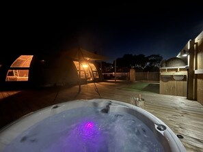 Outdoor spa tub - Moonlight Tent (Tenby)