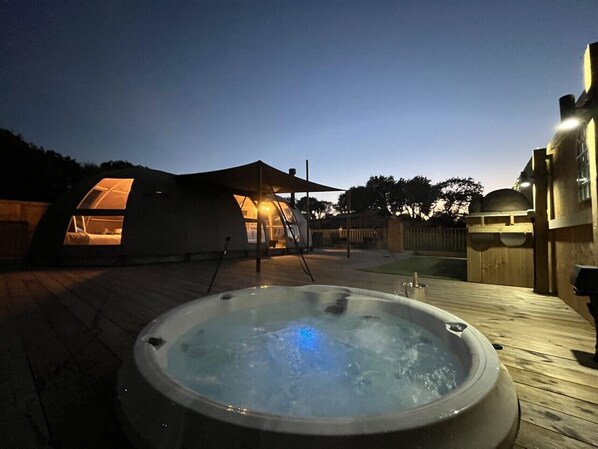Outdoor spa tub - Moonlight Tent (Tenby)