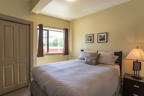 Condo | 2 bedrooms, free WiFi, bed sheets - Selkirk Snug by Revelstoke Vacations (Revelstoke)