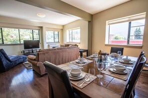 Condo | Área de sala de estar | Televisión de pantalla plana de 40 pulgadas con canales por cable 