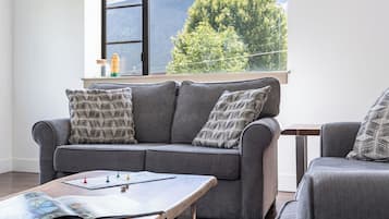 Leilighet | Oppholdsområde | En 40-tommers Flatskjerm-TV med kabel-kanaler samt TV