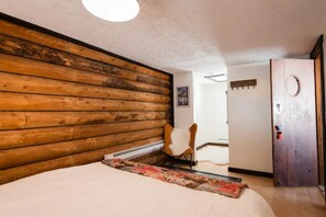 3 bedrooms, WiFi, bed sheets - Ski/Mountain Bike Cabin, hot tub, amazing views, 6 acres (Liberty)