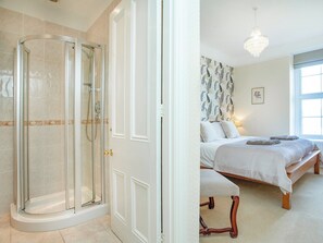 7 室のベッドルーム、WiFi (無料)、ベッドシーツ