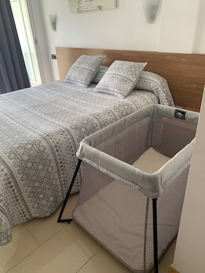 3 bedrooms, free WiFi, bed sheets, wheelchair access
