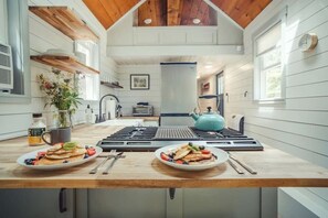 Refrigerador, horno, placa de cocina, cafetera/tetera