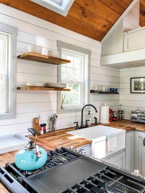 Kylskåp, ugn, spishäll och kaffe- och tebryggare