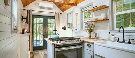 Réfrigérateur, four, plaque de cuisson, cafetière/bouilloire