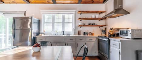 Fridge, oven, stovetop, coffee/tea maker