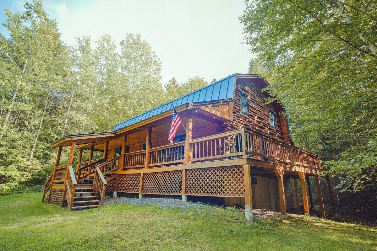 Evergreen Hideaway: Okemo central cabin + hot tub