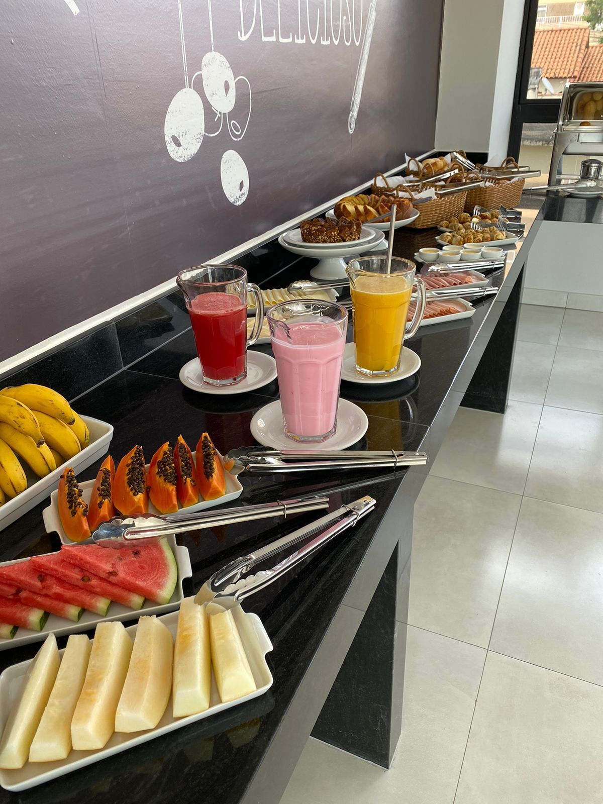Café da manhã self-service grátis todos os dias