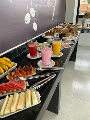 Free daily self-service breakfast  - Diamond Hotéis e flats (Sao Lourenco)