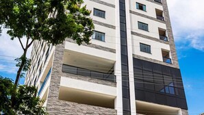 Un edificio alto y moderno con un letrero que dice 'Diamond Flats'.